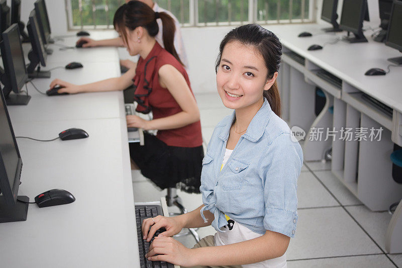 大学生在计算机实验室