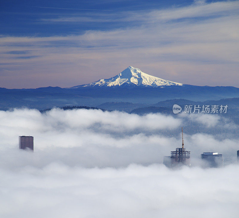 波特兰市中心雾中的胡德山