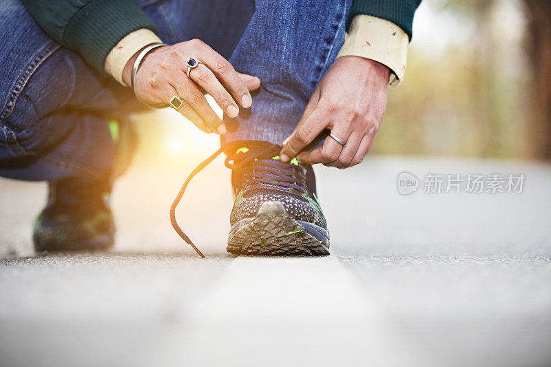 一个不认识的男人在系鞋带