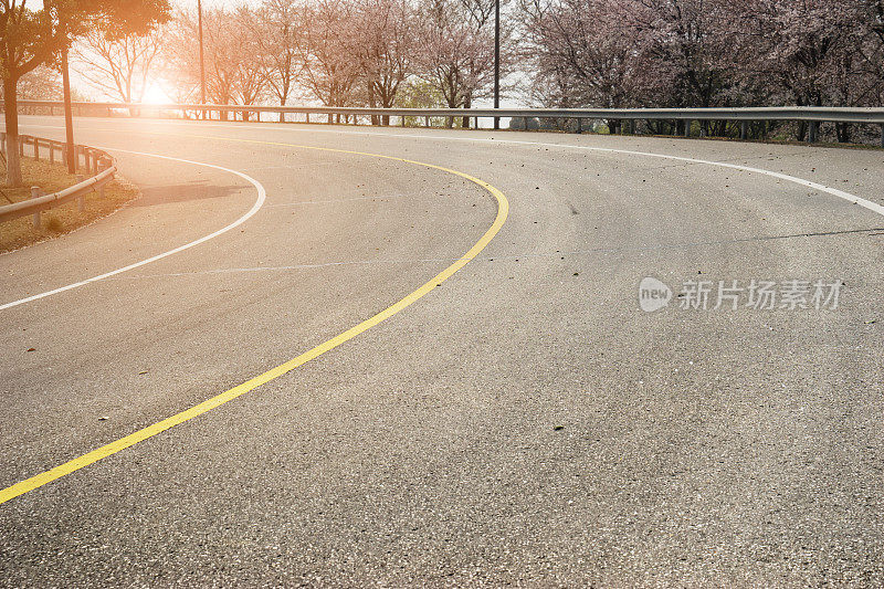 通往中国远郊的弯弯曲曲的道路