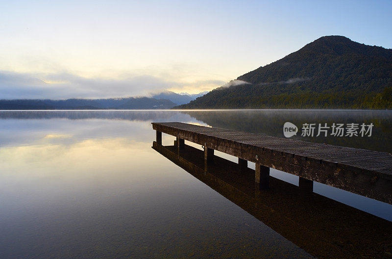 黎明时分的新西兰卡尼埃湖