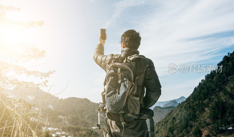 登山者在山上使用手机