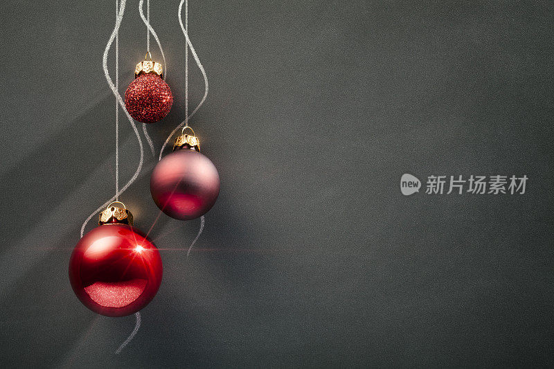 黑板圣诞装饰-三个红色的小玩意