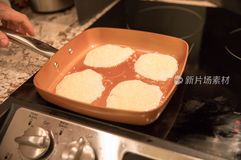 系列:在光明节用不粘锅煮传统土豆饼
