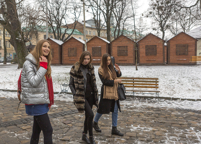 年轻的乌克兰女孩朋友在乌克兰利沃夫公园散步