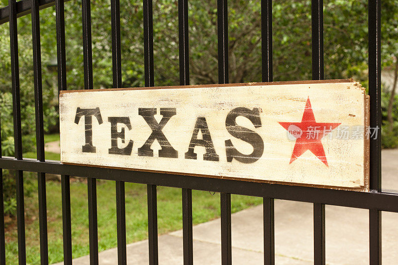 夏天，德克萨斯州户外栅栏上的标志。