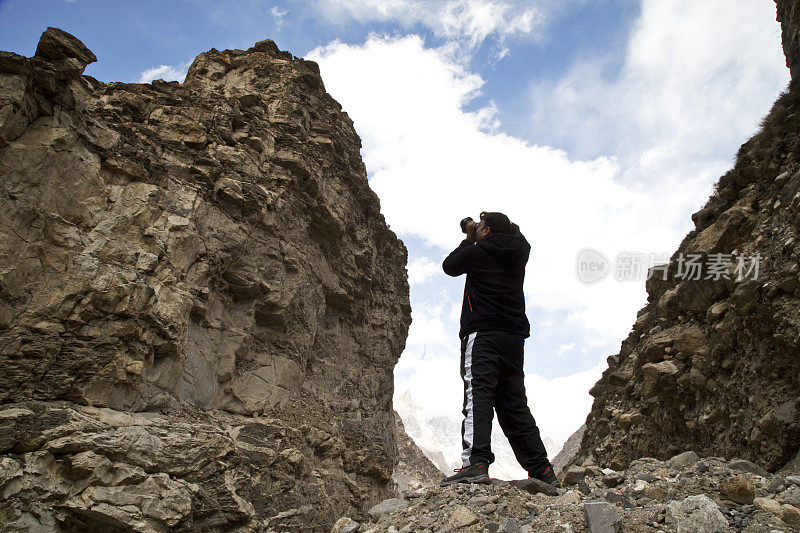 摄影师站在岩石喜马拉雅山脉