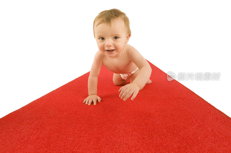 宝宝在红地毯上爬
