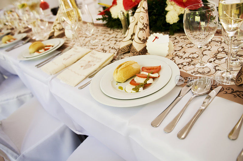 婚宴-餐桌上有餐具，盘子和开胃菜
