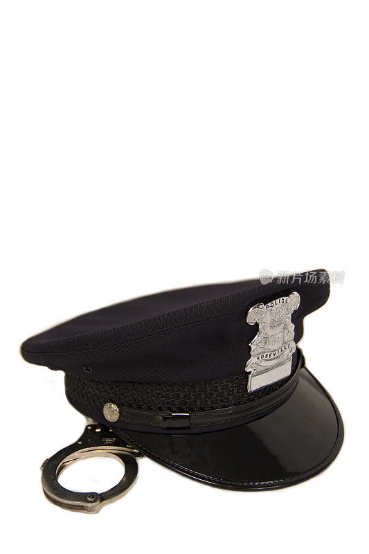 警察戴着帽子