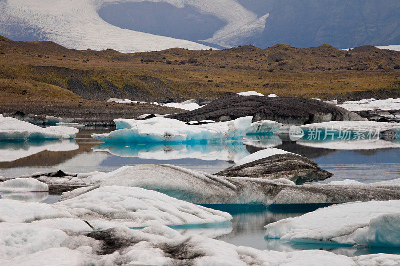 冰岛Jokulsarlon冰川湖的冰山