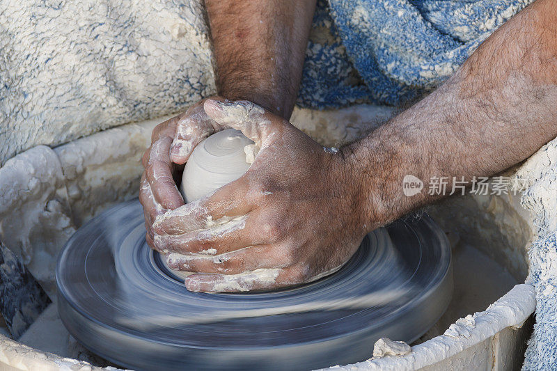 陶工用粘土块做碗