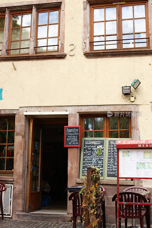典型的阿尔萨斯古建筑小酒馆。