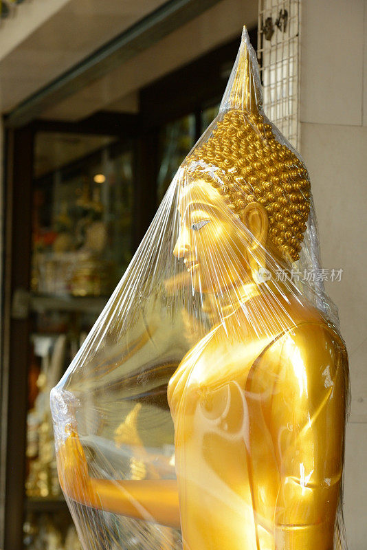 泰国曼谷塑料包裹的金佛