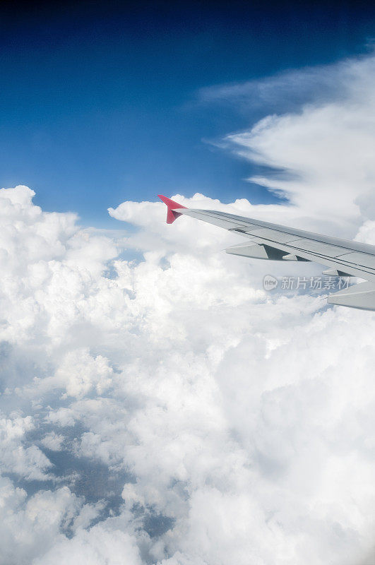 从飞机窗口鸟瞰白云