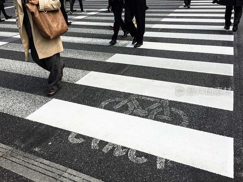 东京上班族正在涉谷穿过街道