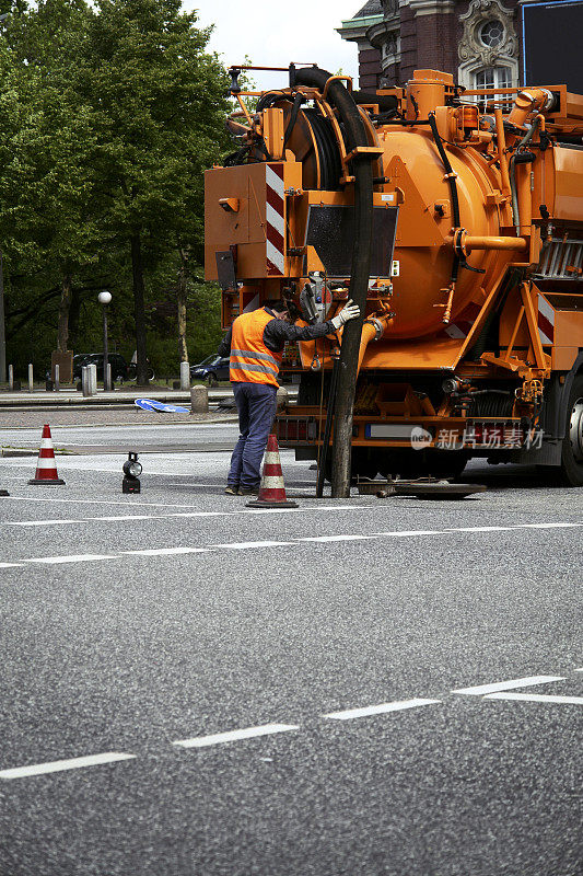 站在城市道路上的人