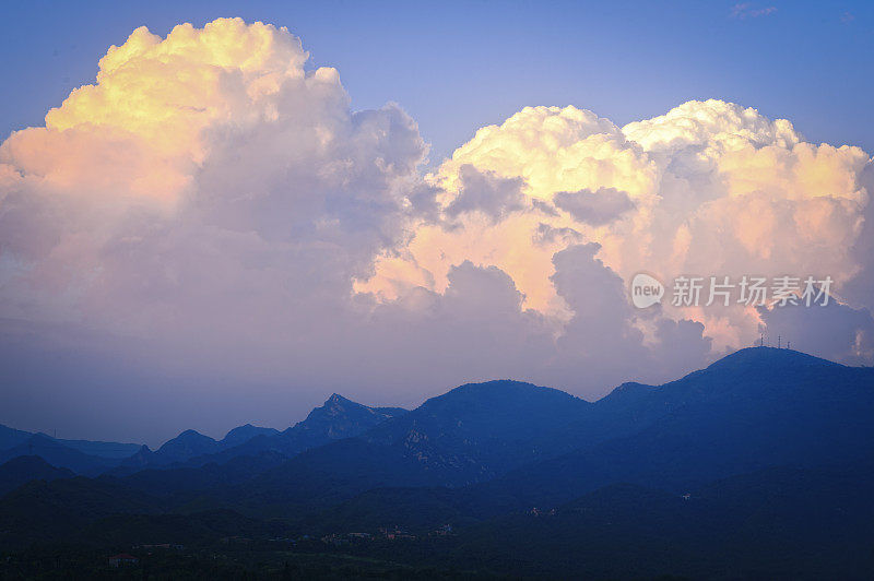 夏日雷雨过后的天空