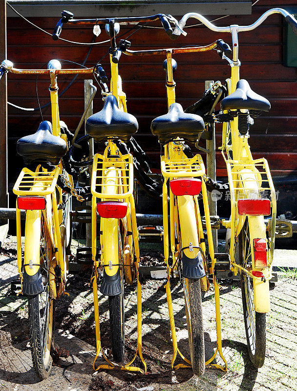 四个黄色的自行车。