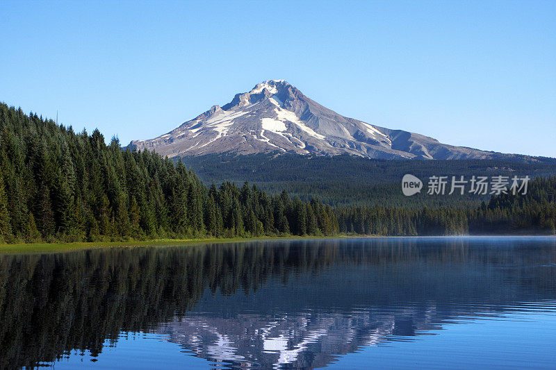 胡德山和俄勒冈州的延龄湖