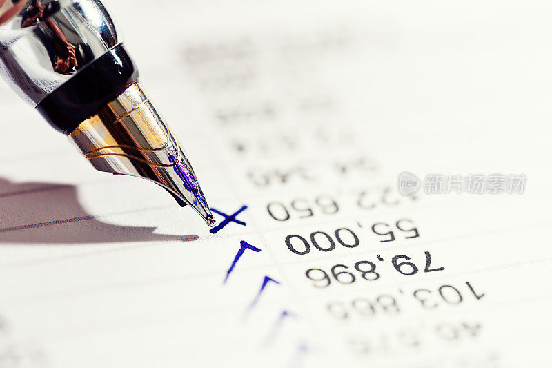 钢笔检查财务文件添加叉和检查标记