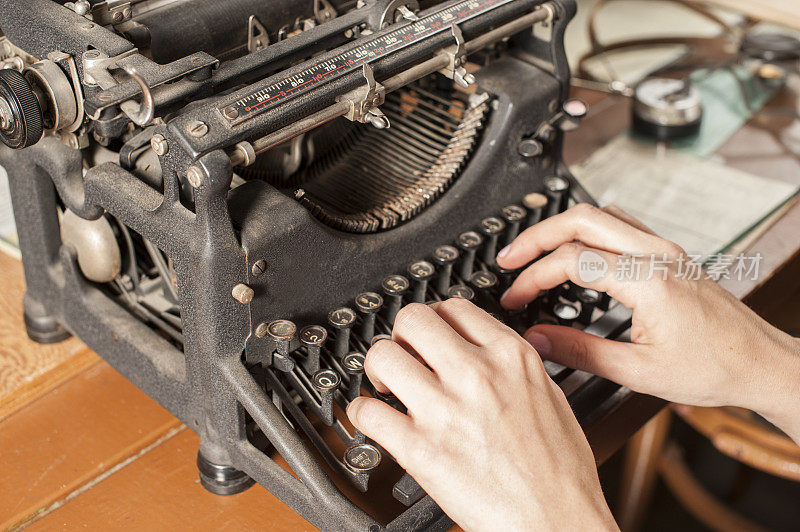 男打字员在一台老式打字机上。