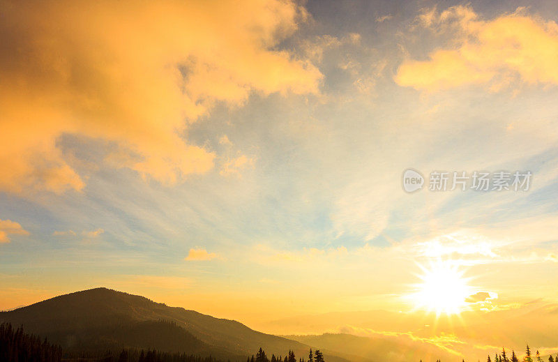 喀尔巴阡山脉。美丽的山景。大自然在山中。美丽的云。