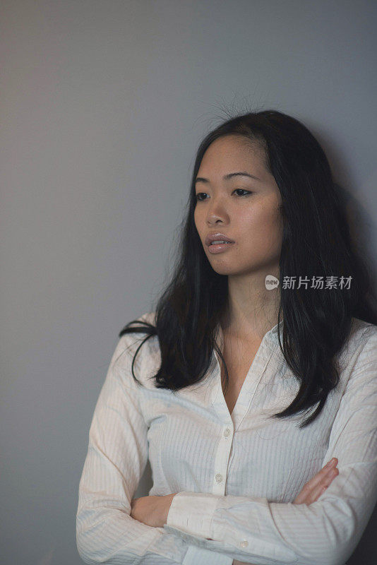 迷人的亚洲商业女人沉思