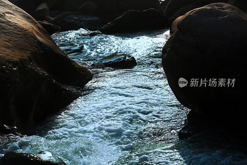 岩石河流水