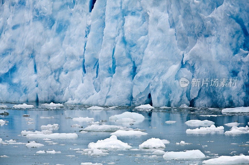 由道斯冰川碎片形成的冰山