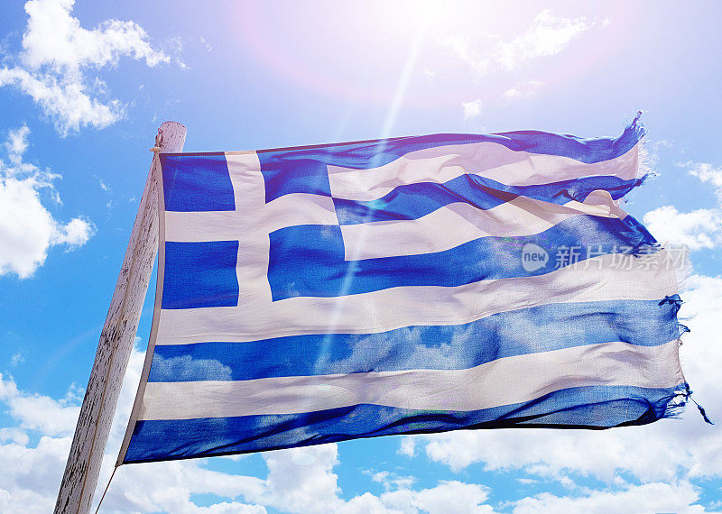 磨损的希腊国旗在风中飘扬