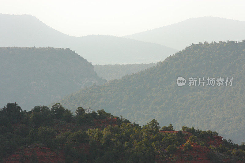 峡谷台面沙漠景观雾霾