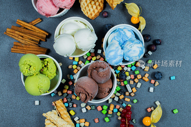 俯视图冰淇淋口味在杯子上的黑地