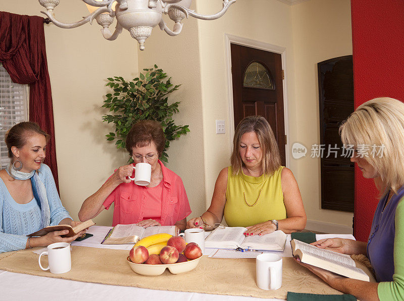 女性圣经学习在家里的餐桌上