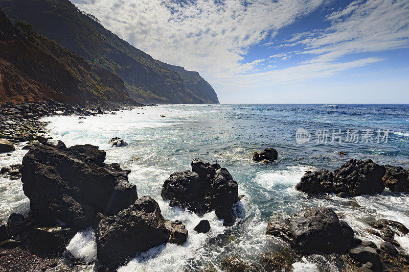 波尔图莫尼兹海滩的海岸风景