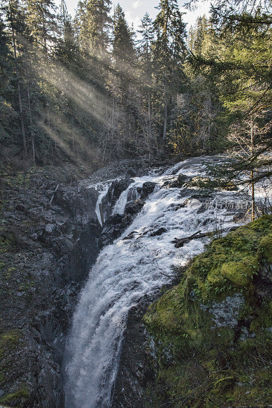 阳光在英国河瀑布，不列颠哥伦比亚，加拿大