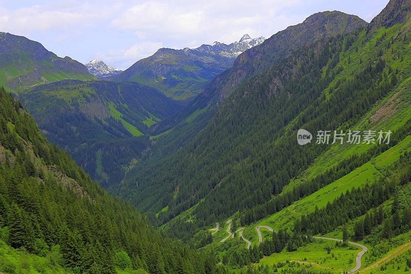 蜿蜒的高山公路和雄伟的Silvretta南蒂罗尔雪山山脉全景和田园诗Vorarlberg，蒂罗尔山谷从上面，奥地利