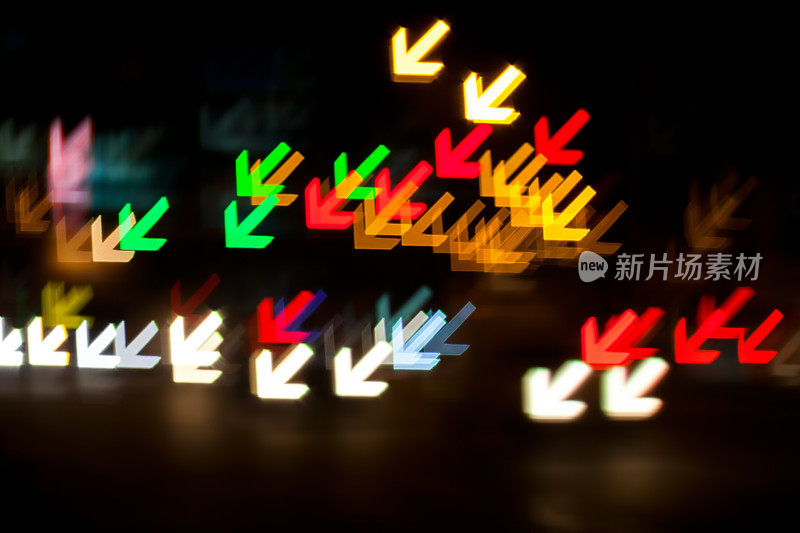 红绿灯和汽车的散焦灯。