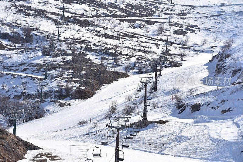 人们上山滑雪