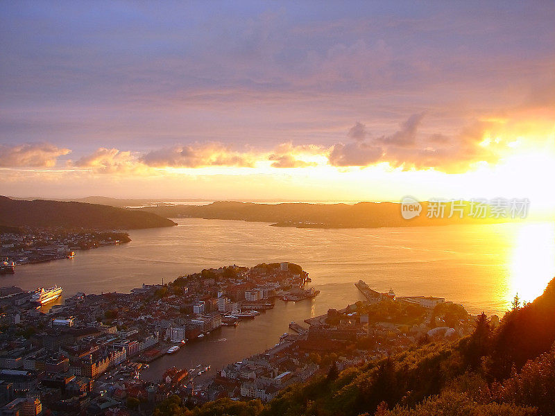 挪威:令人印象深刻的卑尔根城市景观海湾在金色日落从上面，挪威戏剧性的景观，斯堪的纳维亚-北欧国家