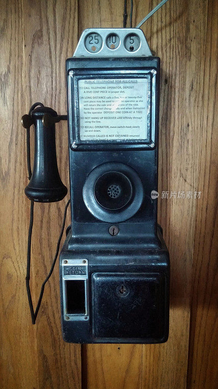 古董古老的木制付费电话亭