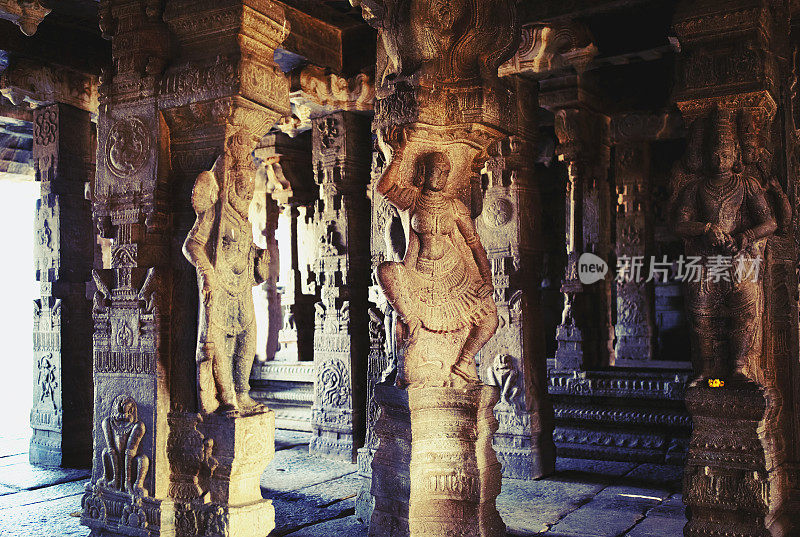 安得拉邦Lepakshi寺庙的石柱
