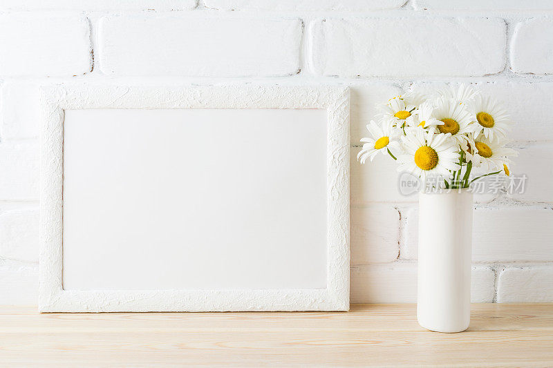 白色景观框架模型与雏菊花在花瓶风格