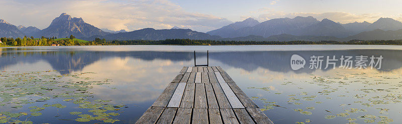 木制的码头在美丽的湖在阿尔卑斯山脉
