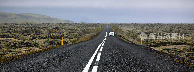 高速公路穿过冰岛的景观在雾天