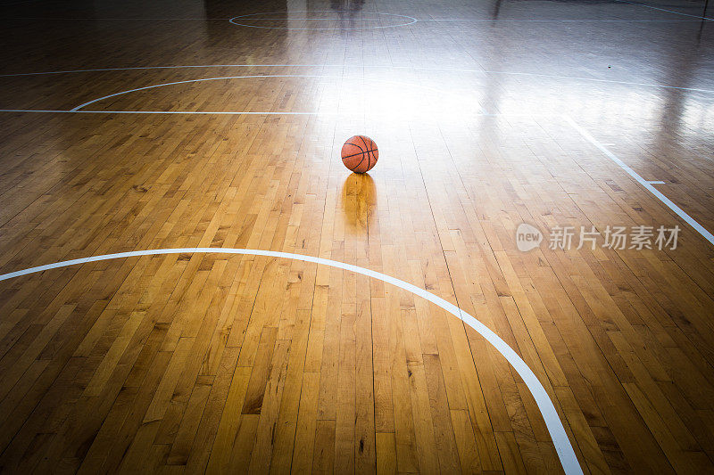 篮球在体育馆的地板上