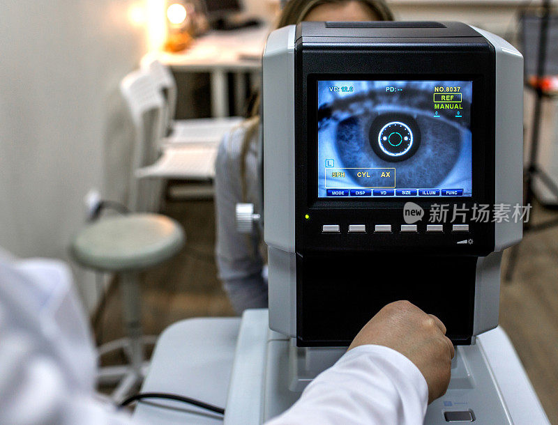 光学仪器用于检查视力