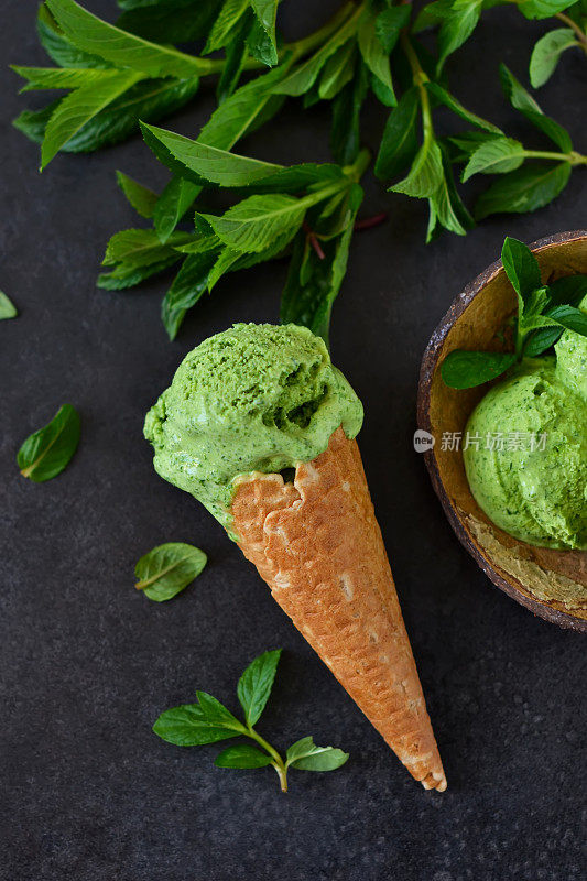 以罗勒和薄荷为背景，自制绿色冰淇淋。夏天的甜点。