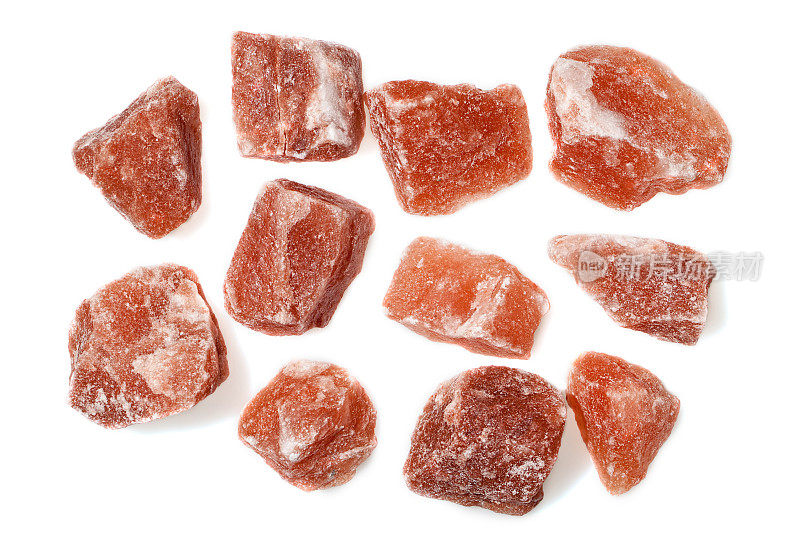 在白色背景下孤立的喜马拉雅粉红色岩盐。