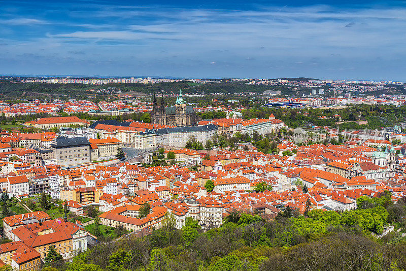 布拉格老城、查尔斯桥、圣维塔斯大教堂和红色屋顶的空中鸟瞰图。布拉格,捷克共和国。